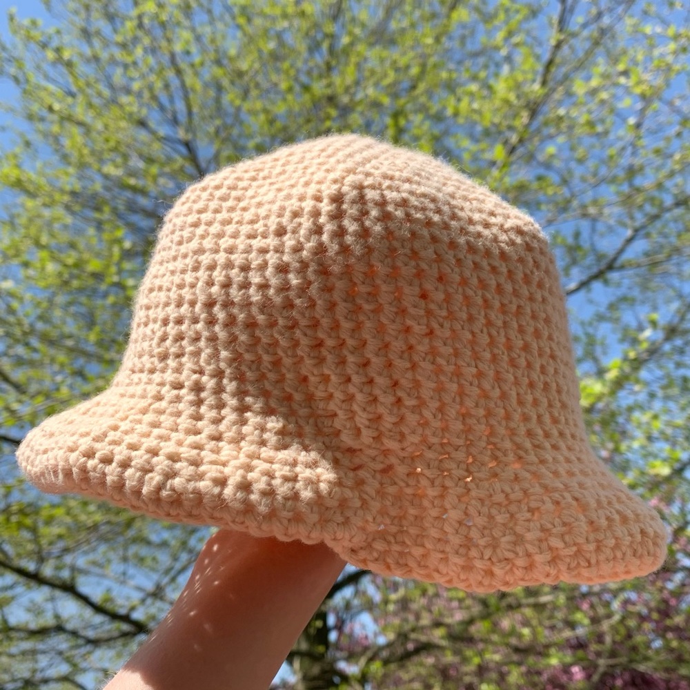 PEACHY CROCHET BUCKET HAT